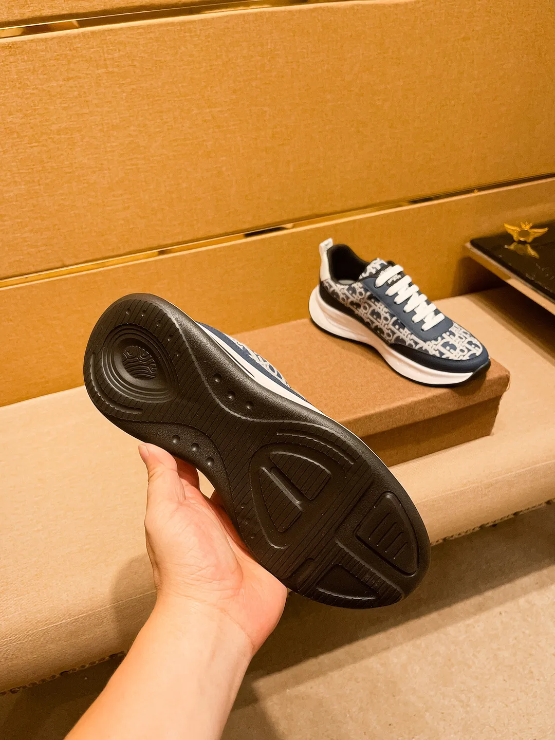 🚘🚘Factory batch 440 💰[Dior]🔥 High-end men's shoes brand official website 1:1 latest masterpiece: the upper is made of mercerized fabric imported from Italy with a comfortable and breathable lining➕original non-slip and wear-resistant outsole🔥, making walking more convenient and comfortable! An exclusive new model, a stunning work, a beautiful 1:1 replica [color] compared to the official quality! Create a fashionable personality to set off your uniqueness! A must-have for trendy men! Classic🔥Size: 38-44 Color: 🔥 2⃣️ colors available🔥